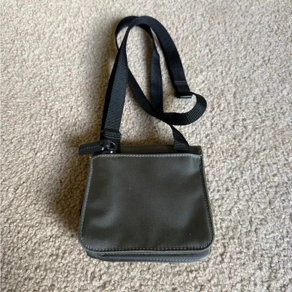 Vintage Polo Sport by Ralph Lauren Grays Silver Crossbody Bag - Picture 4 of 4